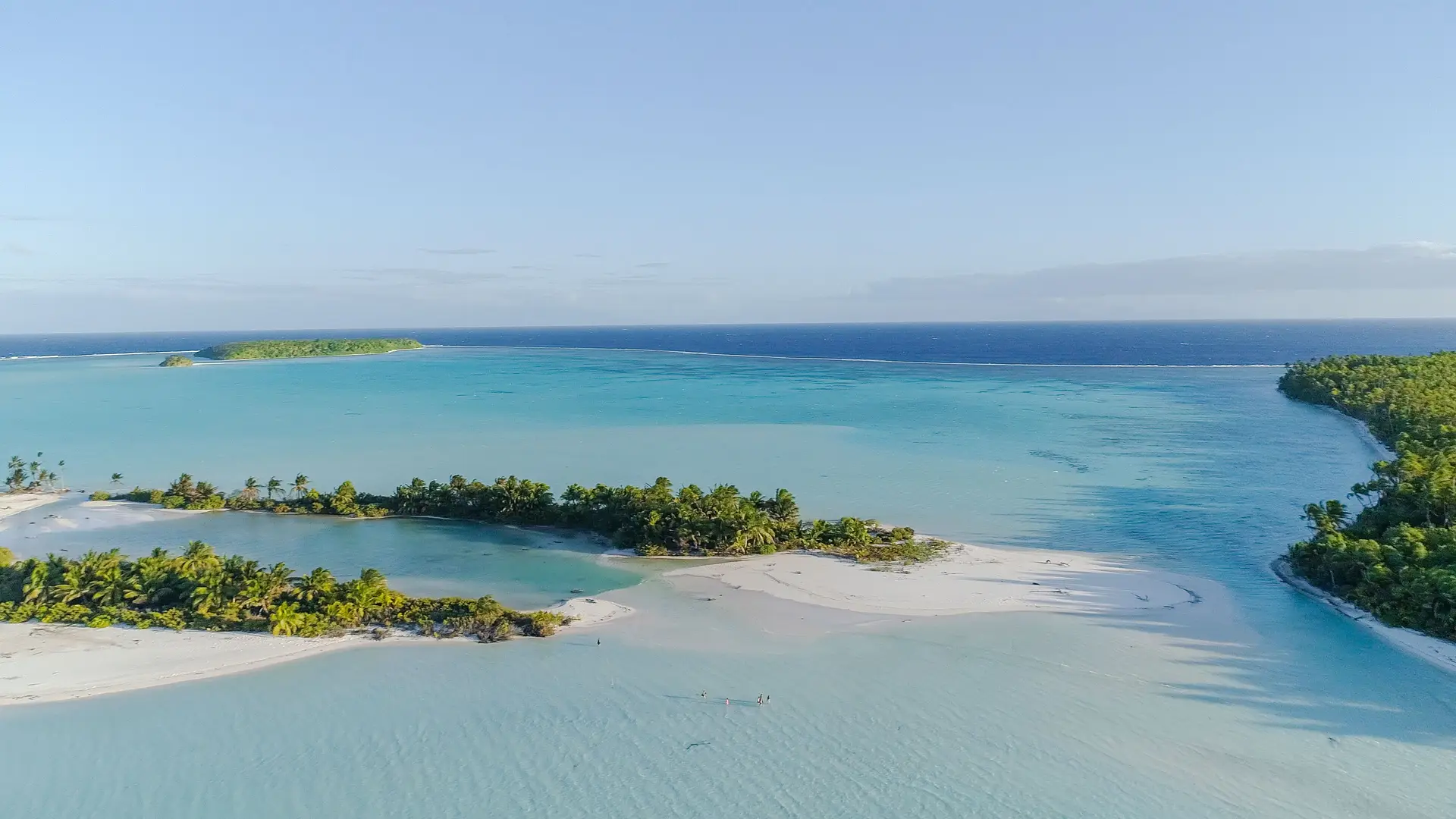 Vue aérienne du lagon et des motu de Tetiaroa
