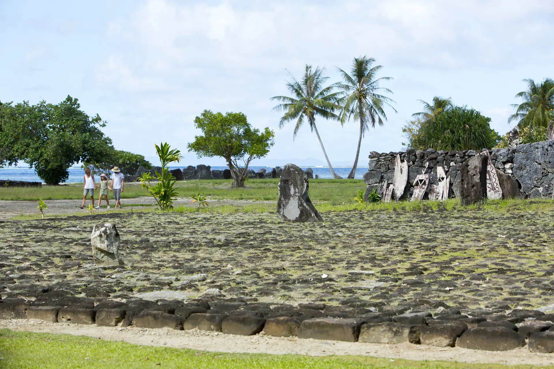 Marae ancien au lever du soleil en Polynésie française